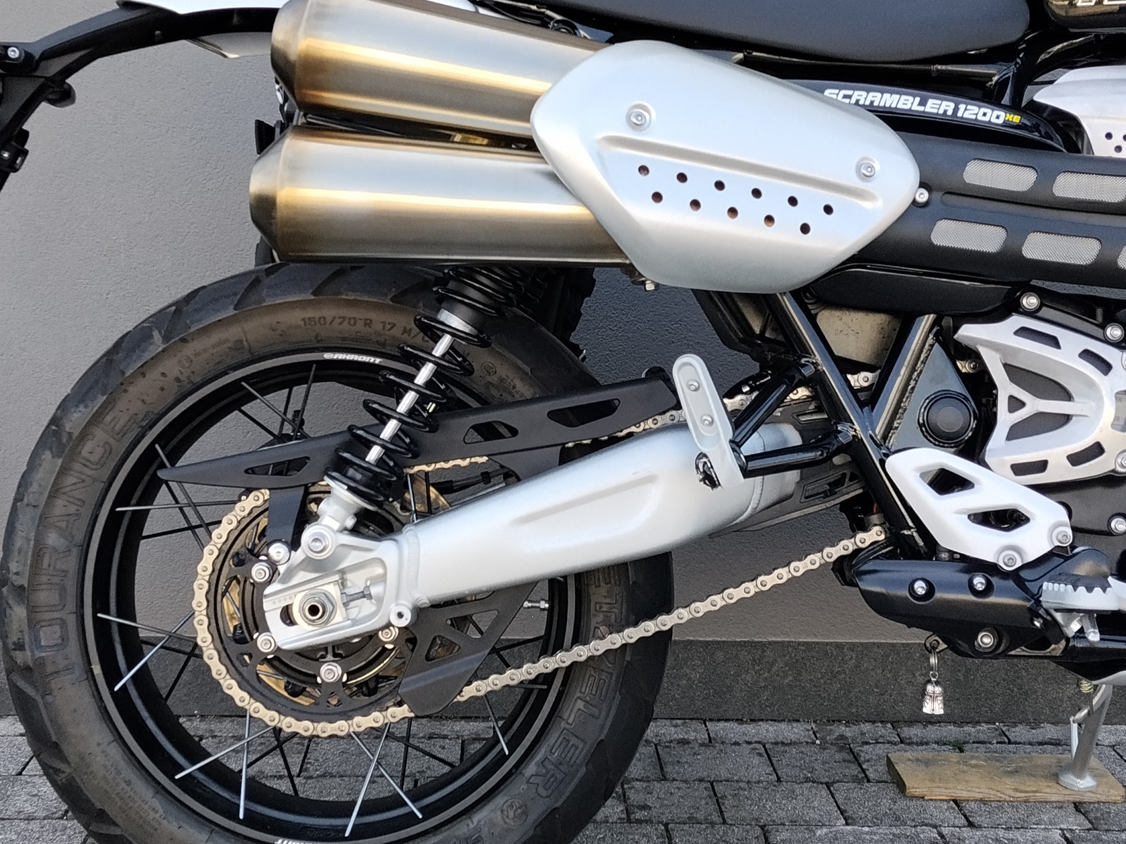 TRIUMPH Scrambler 1200 XE Phantom Black Storm Grey Abs - 2025 - immagine 2