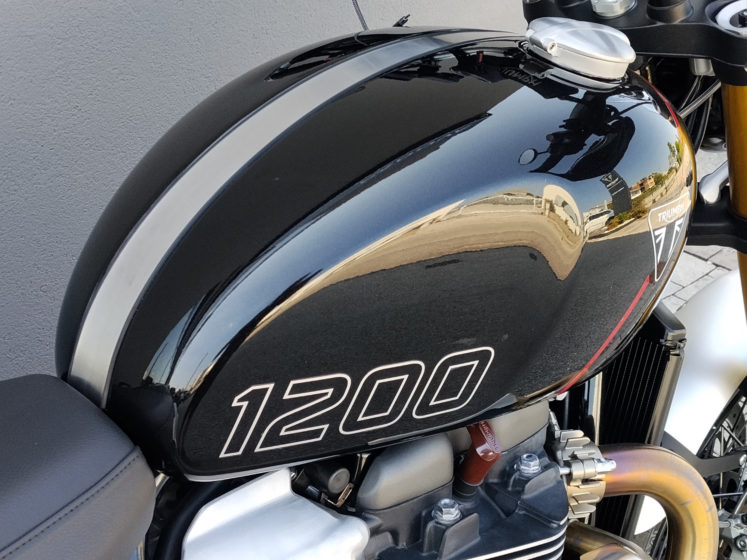 TRIUMPH Scrambler 1200 XE Phantom Black Storm Grey Abs - 2025 - immagine 4