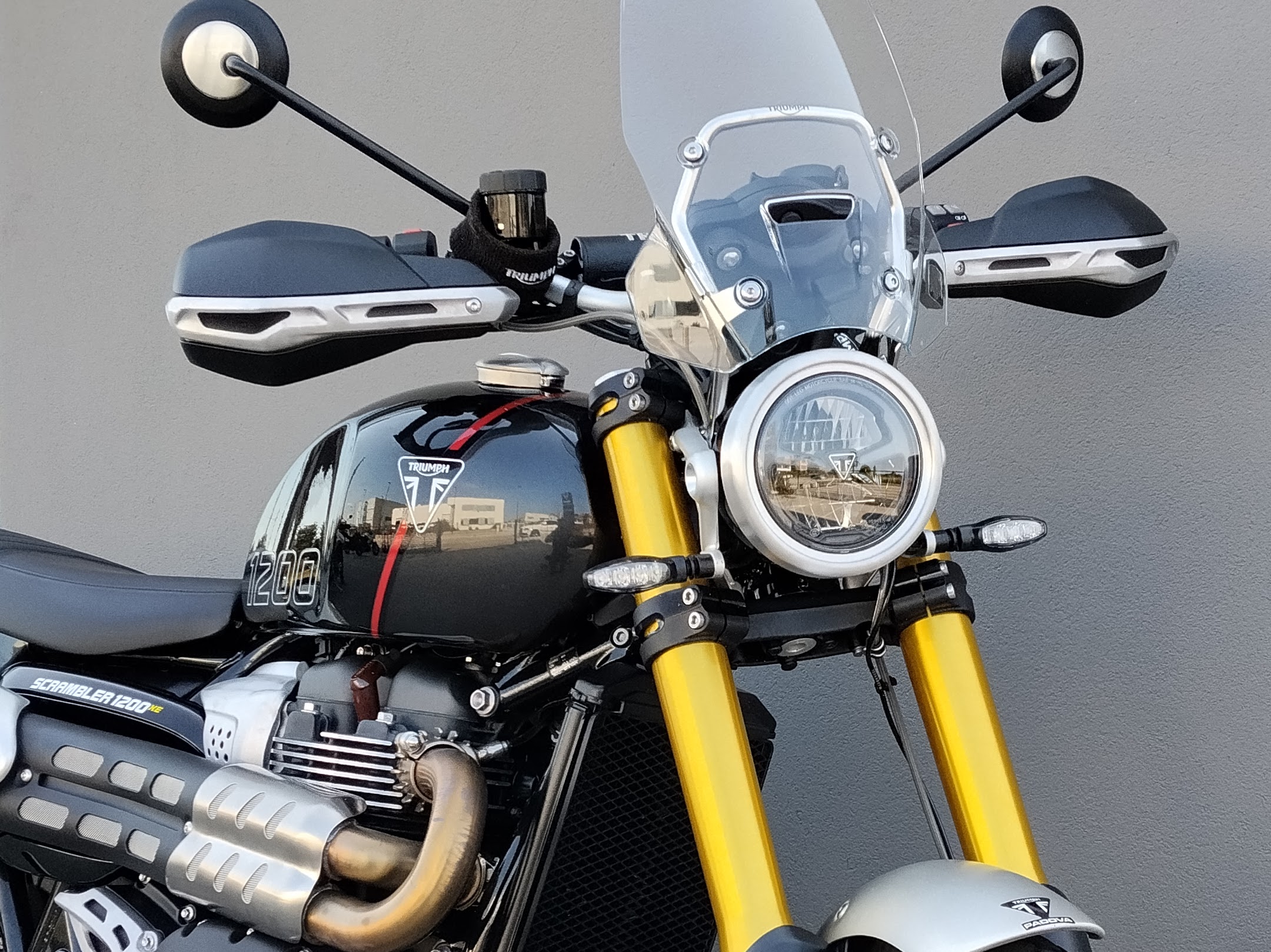 TRIUMPH Scrambler 1200 XE Phantom Black Storm Grey Abs - 2025 - immagine 5