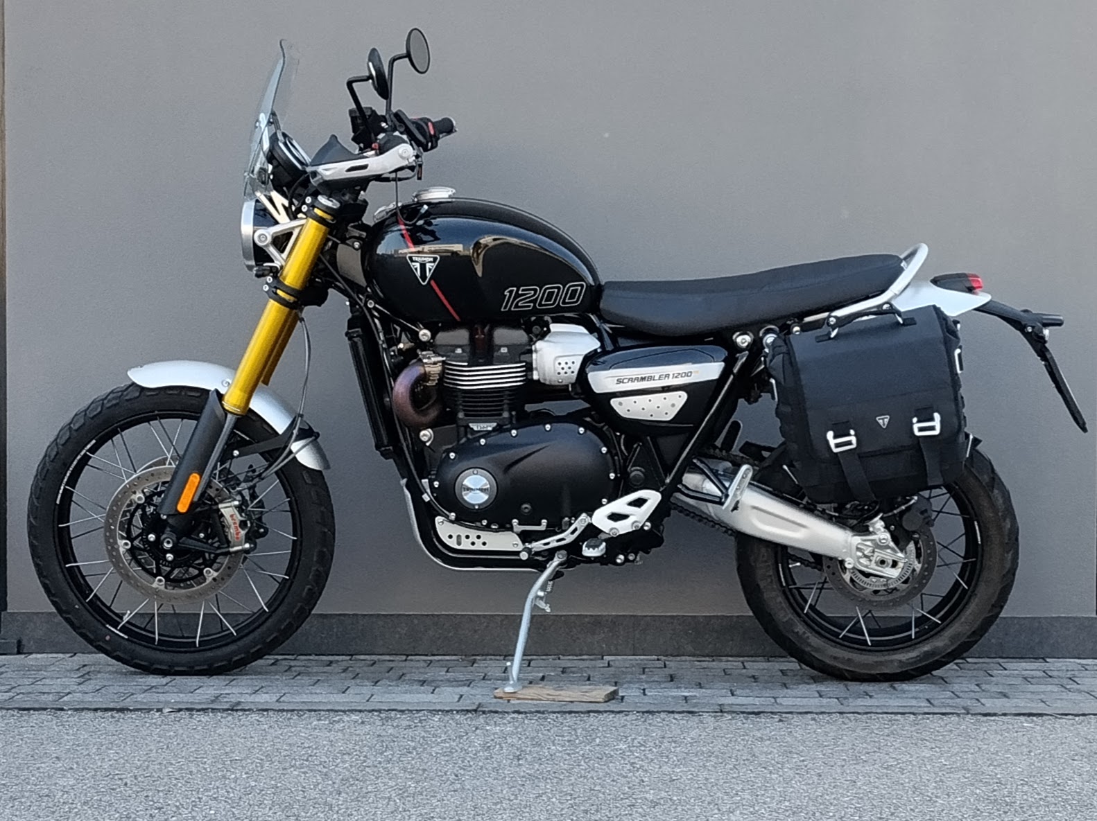 TRIUMPH Scrambler 1200 XE Phantom Black Storm Grey Abs - 2025 - immagine 6