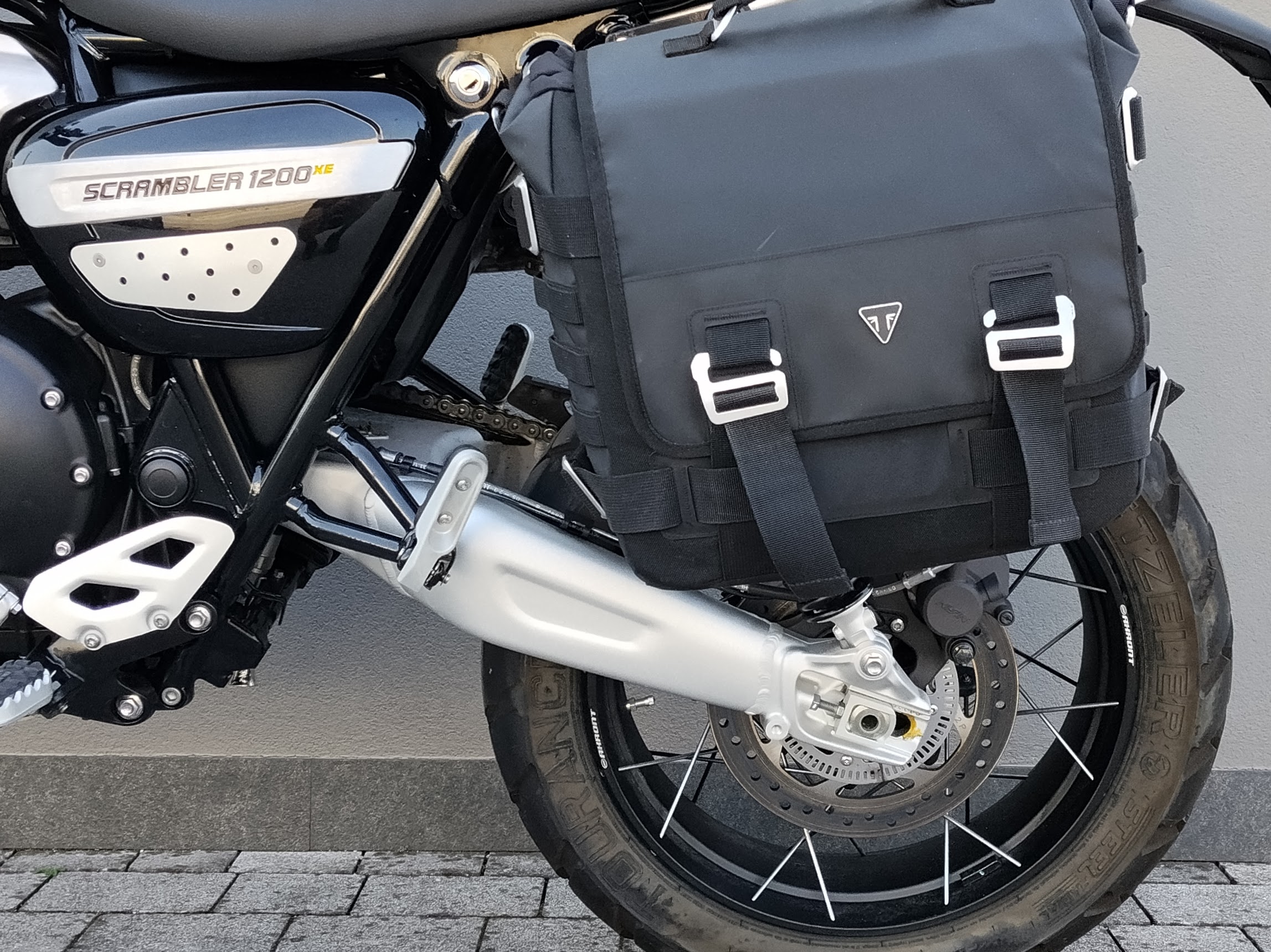 TRIUMPH Scrambler 1200 XE Phantom Black Storm Grey Abs - 2025 - immagine 7