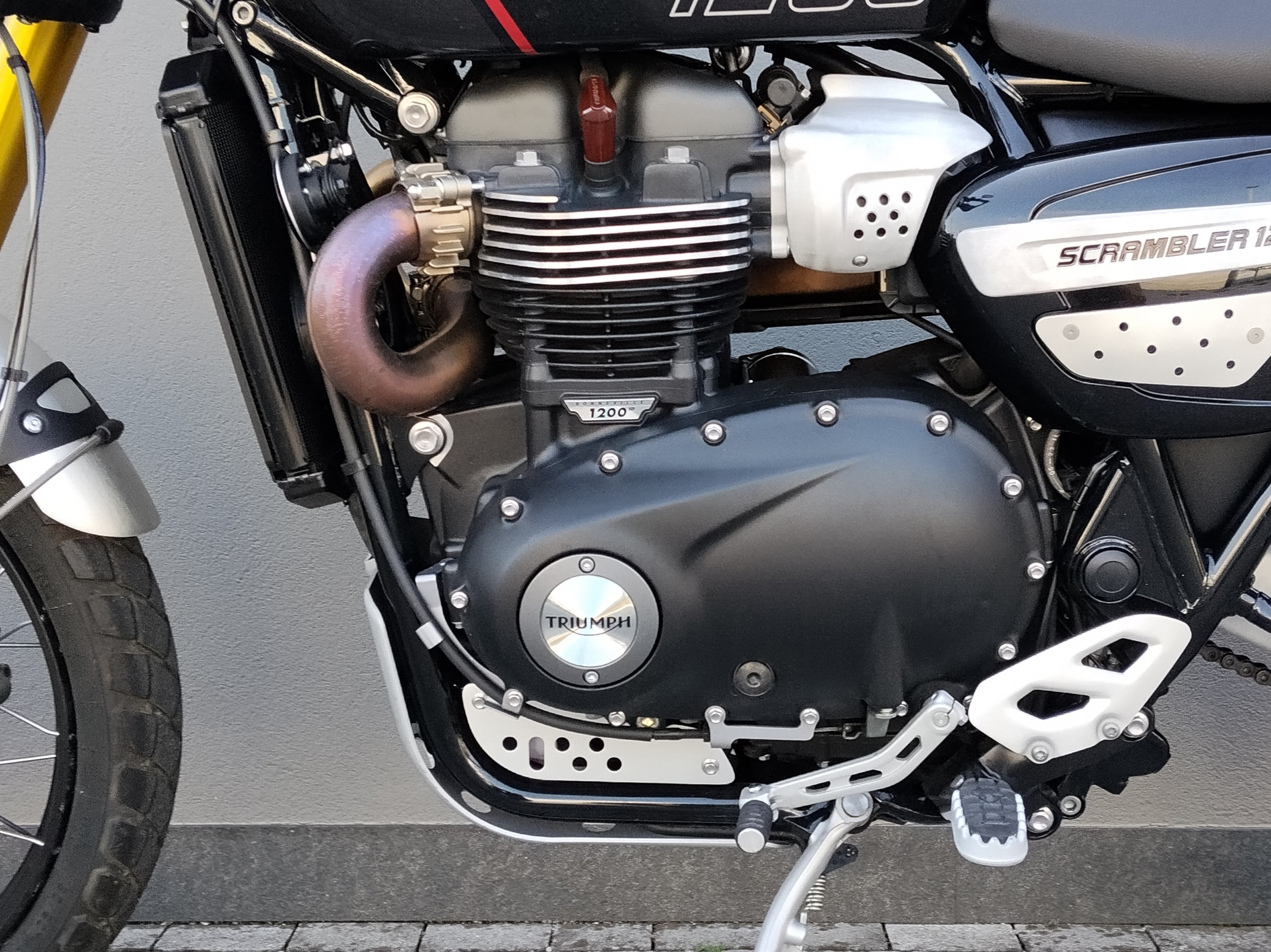 TRIUMPH Scrambler 1200 XE Phantom Black Storm Grey Abs - 2025 - immagine 8