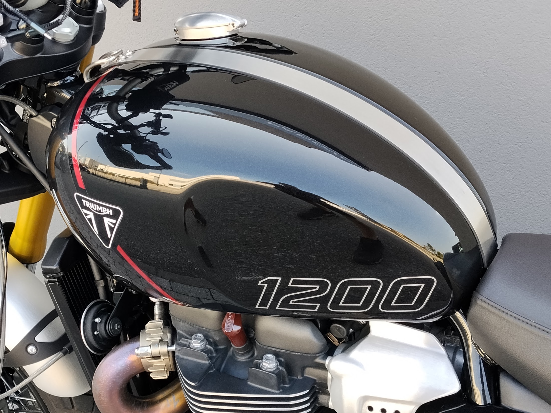 TRIUMPH Scrambler 1200 XE Phantom Black Storm Grey Abs - 2025 - immagine 9