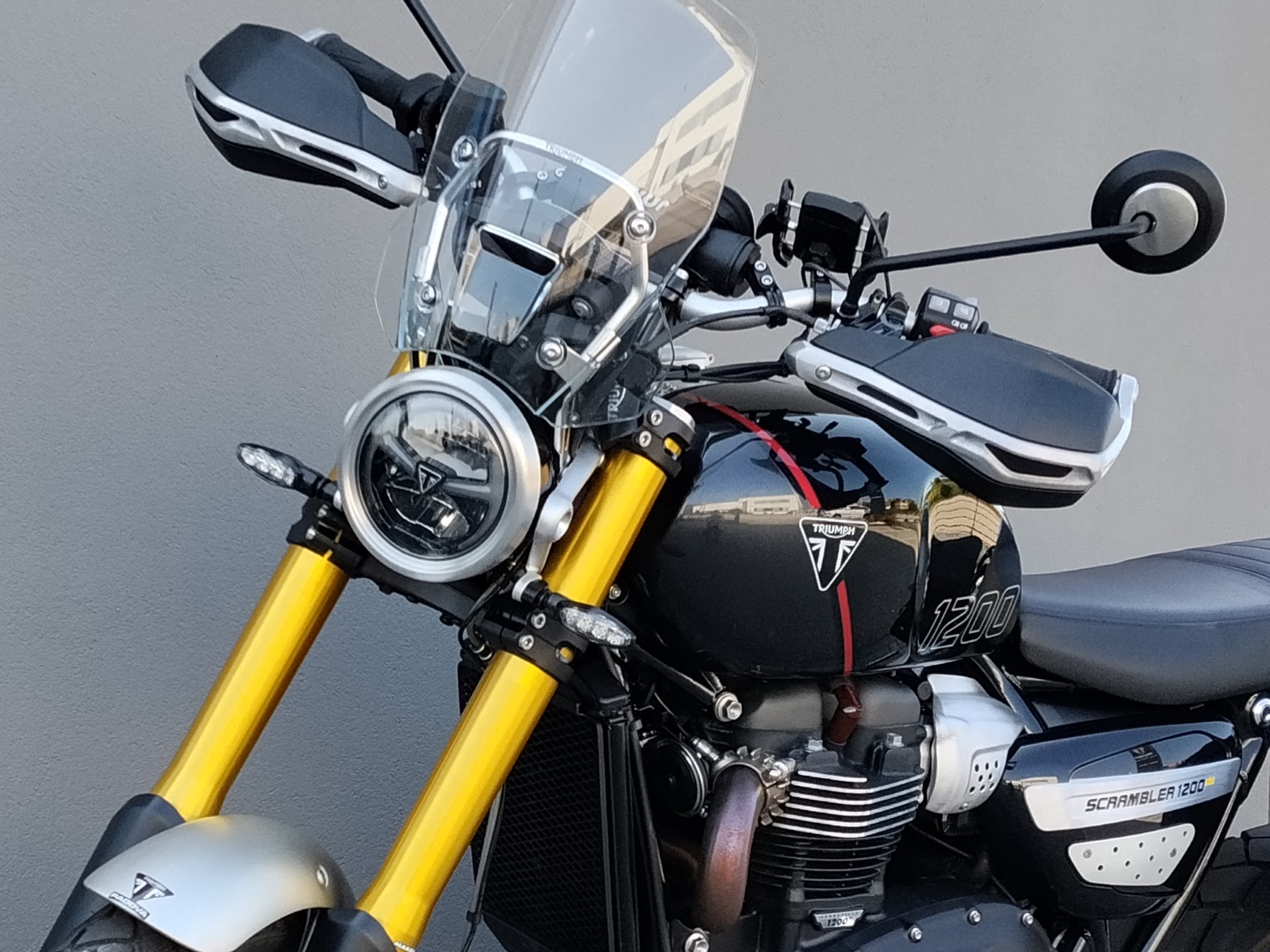 TRIUMPH Scrambler 1200 XE Phantom Black Storm Grey Abs - 2025 - immagine 10