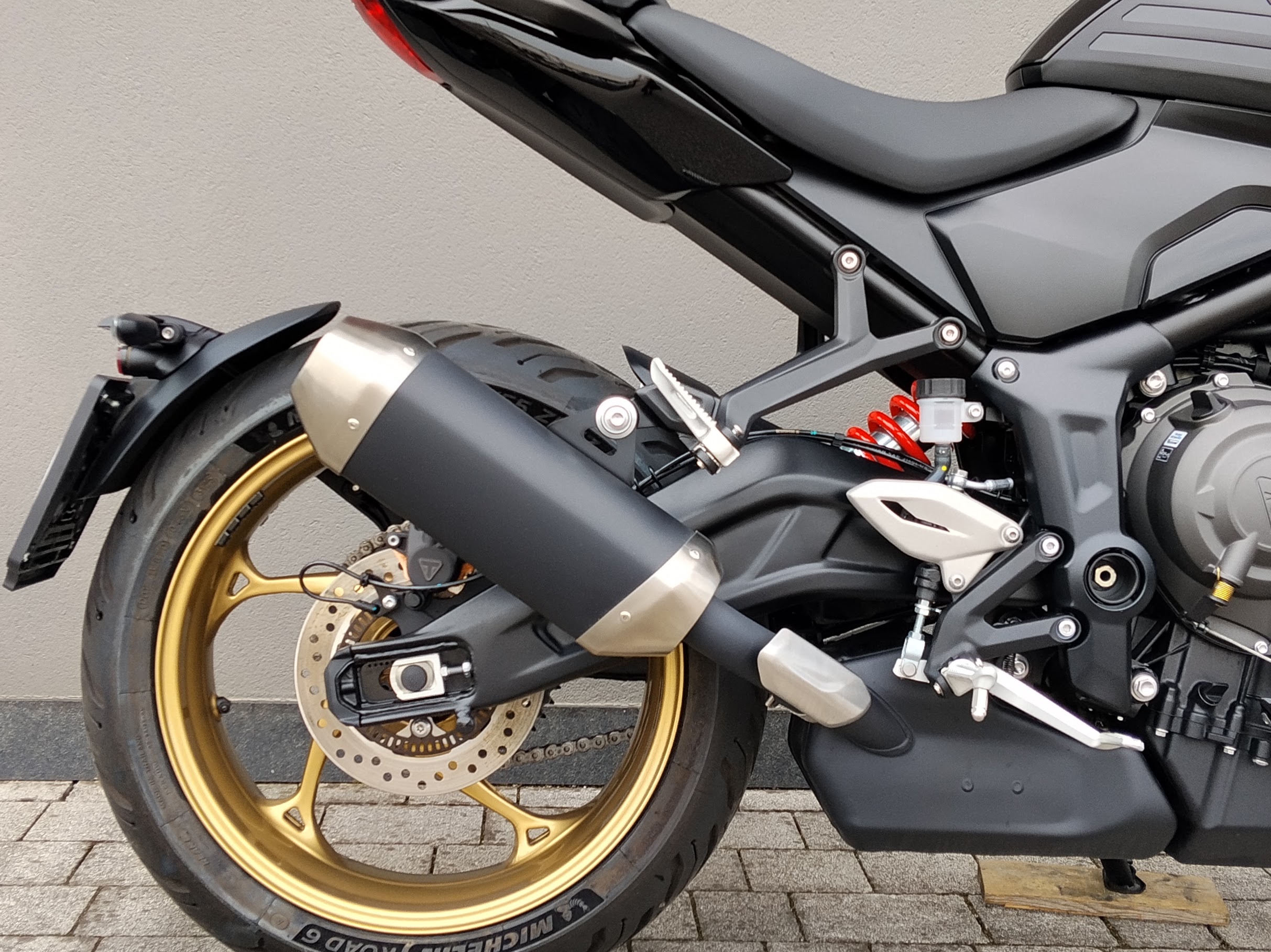 TRIUMPH Trident 800 Jet Black Abs - 2026 - immagine 2