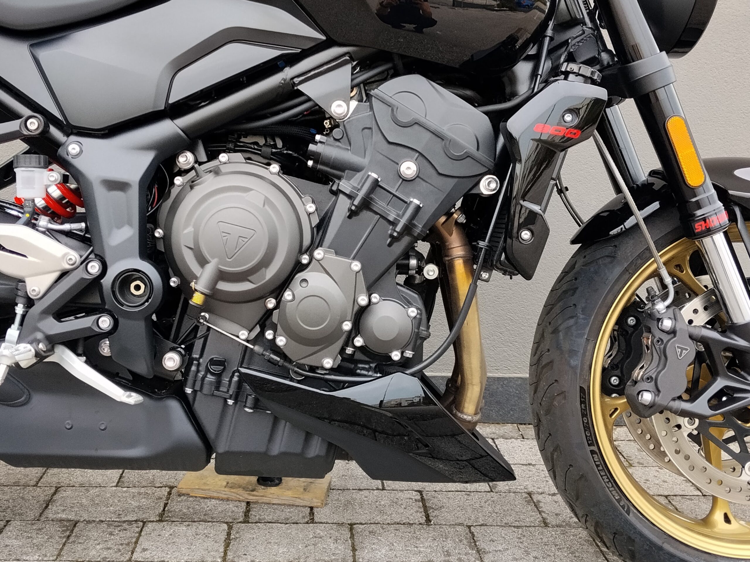 TRIUMPH Trident 800 Jet Black Abs - 2026 - immagine 3