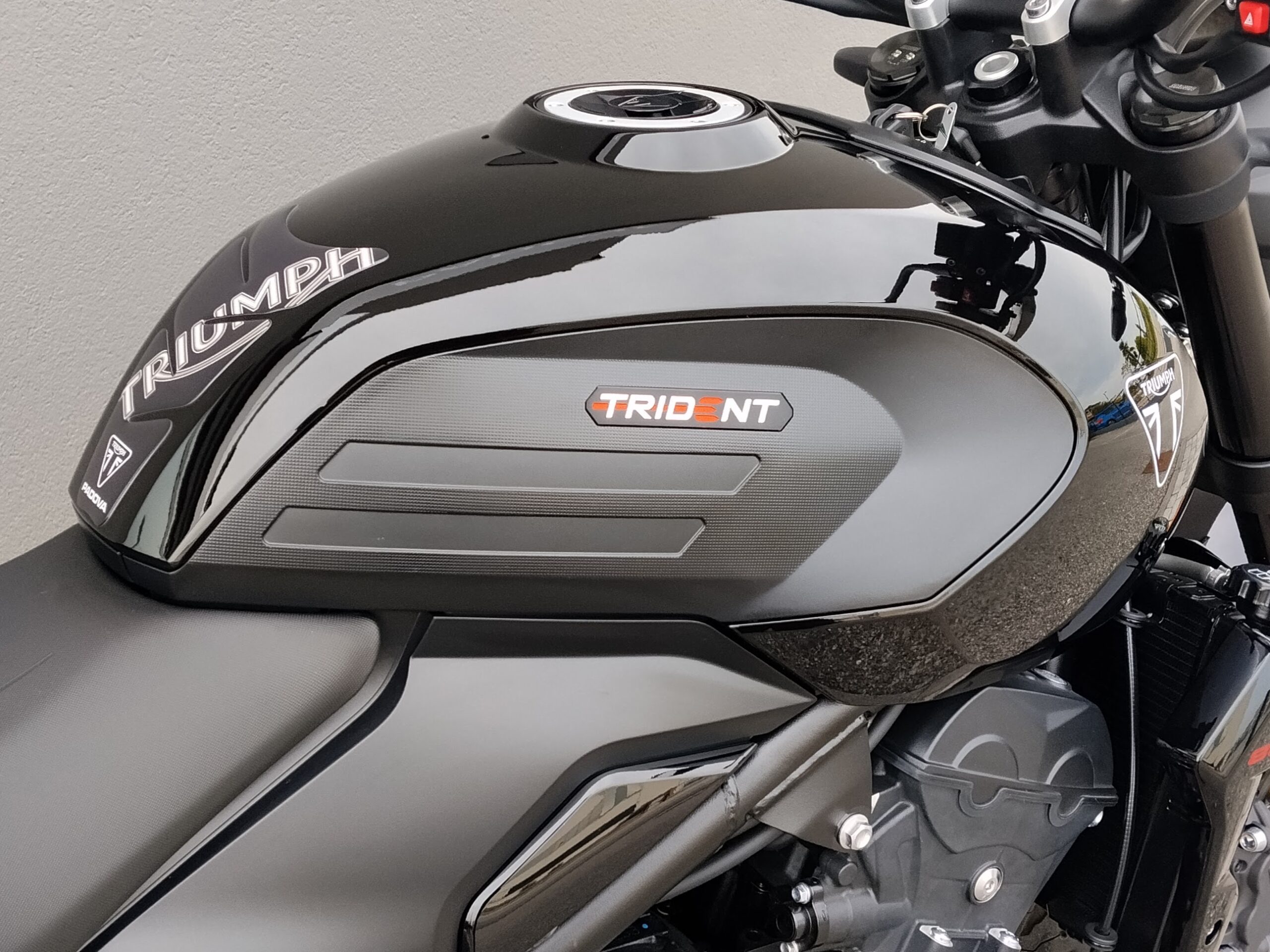 TRIUMPH Trident 800 Jet Black Abs - 2026 - immagine 4