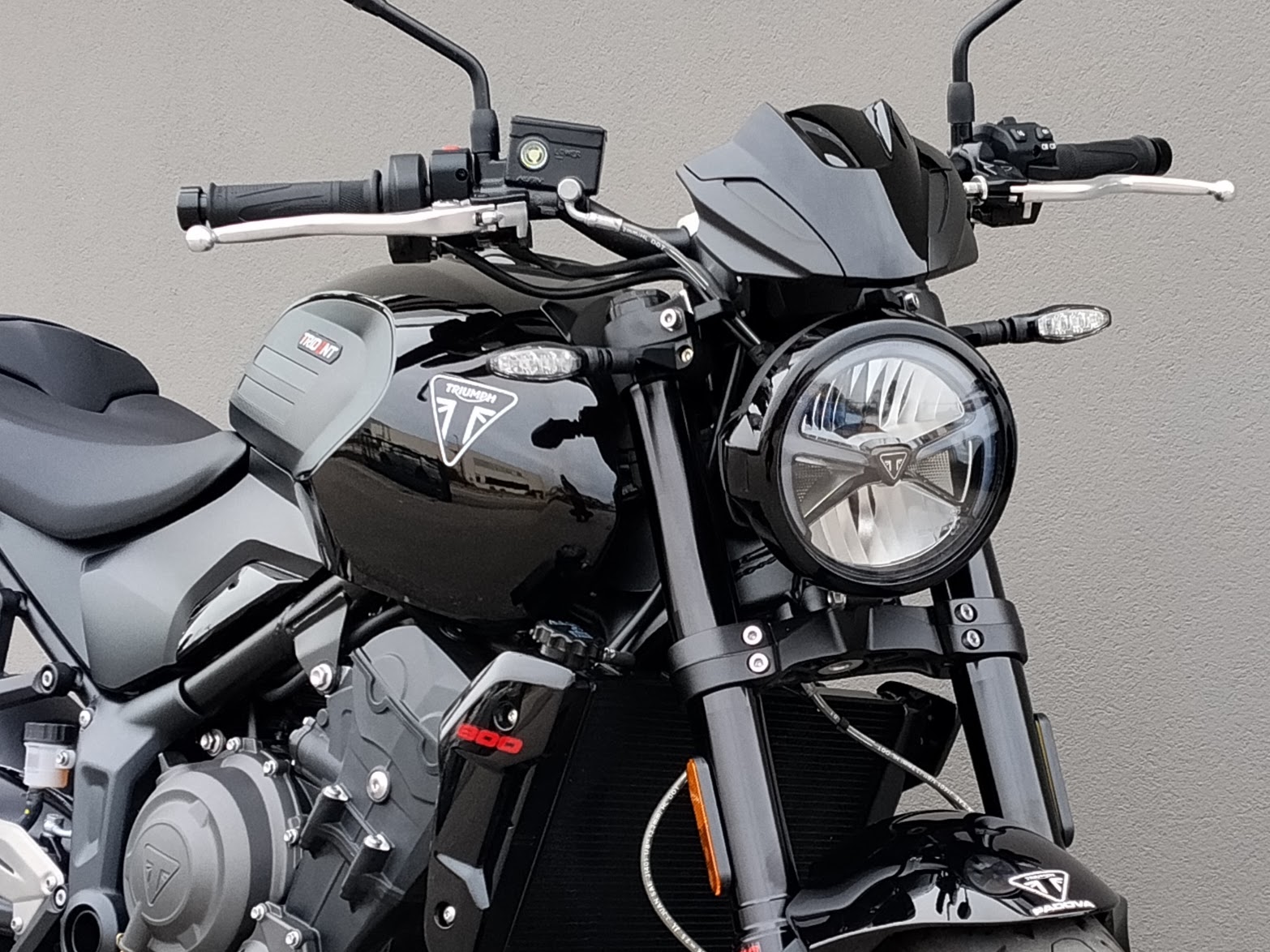 TRIUMPH Trident 800 Jet Black Abs - 2026 - immagine 5