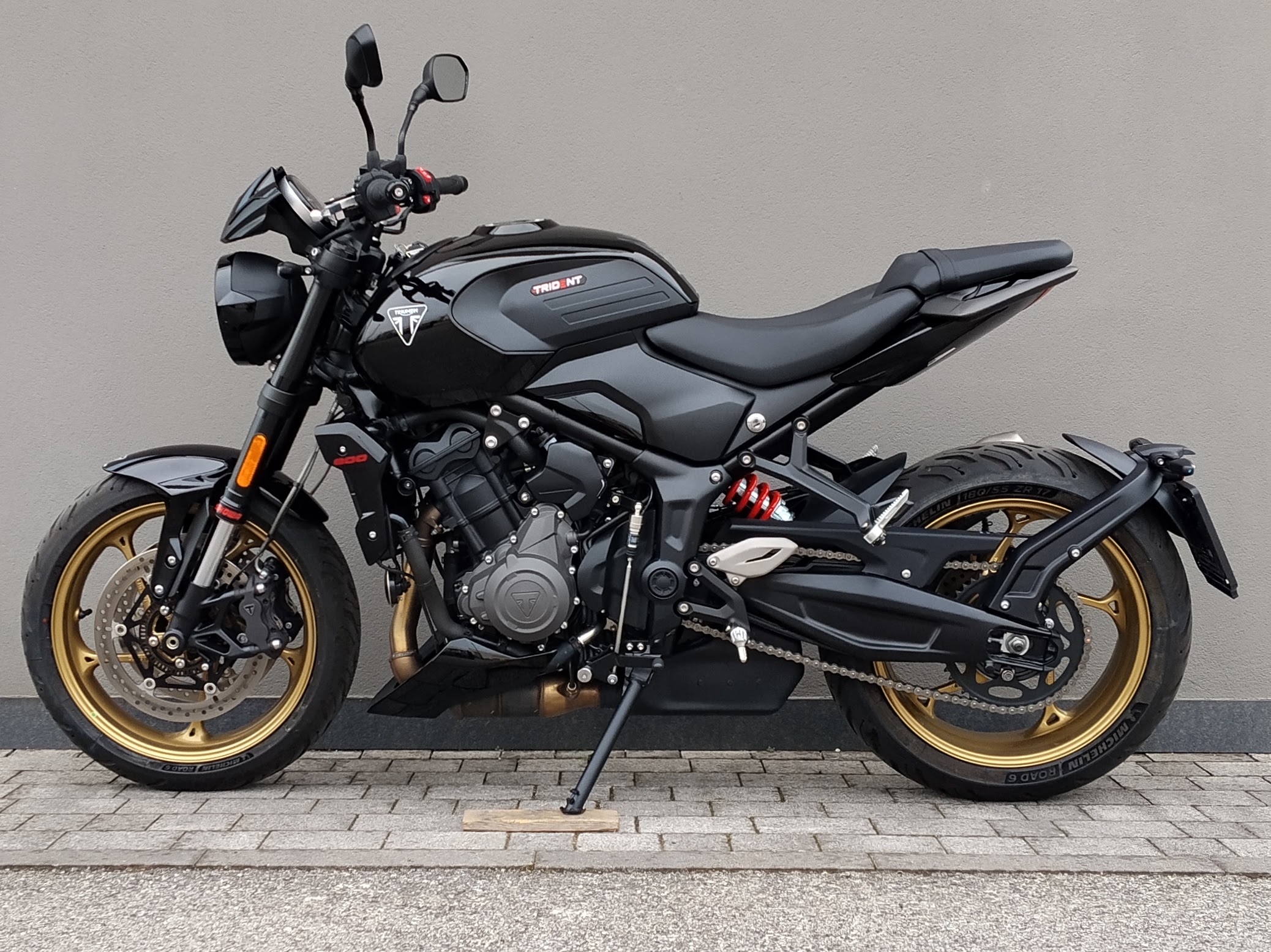 TRIUMPH Trident 800 Jet Black Abs - 2026 - immagine 6