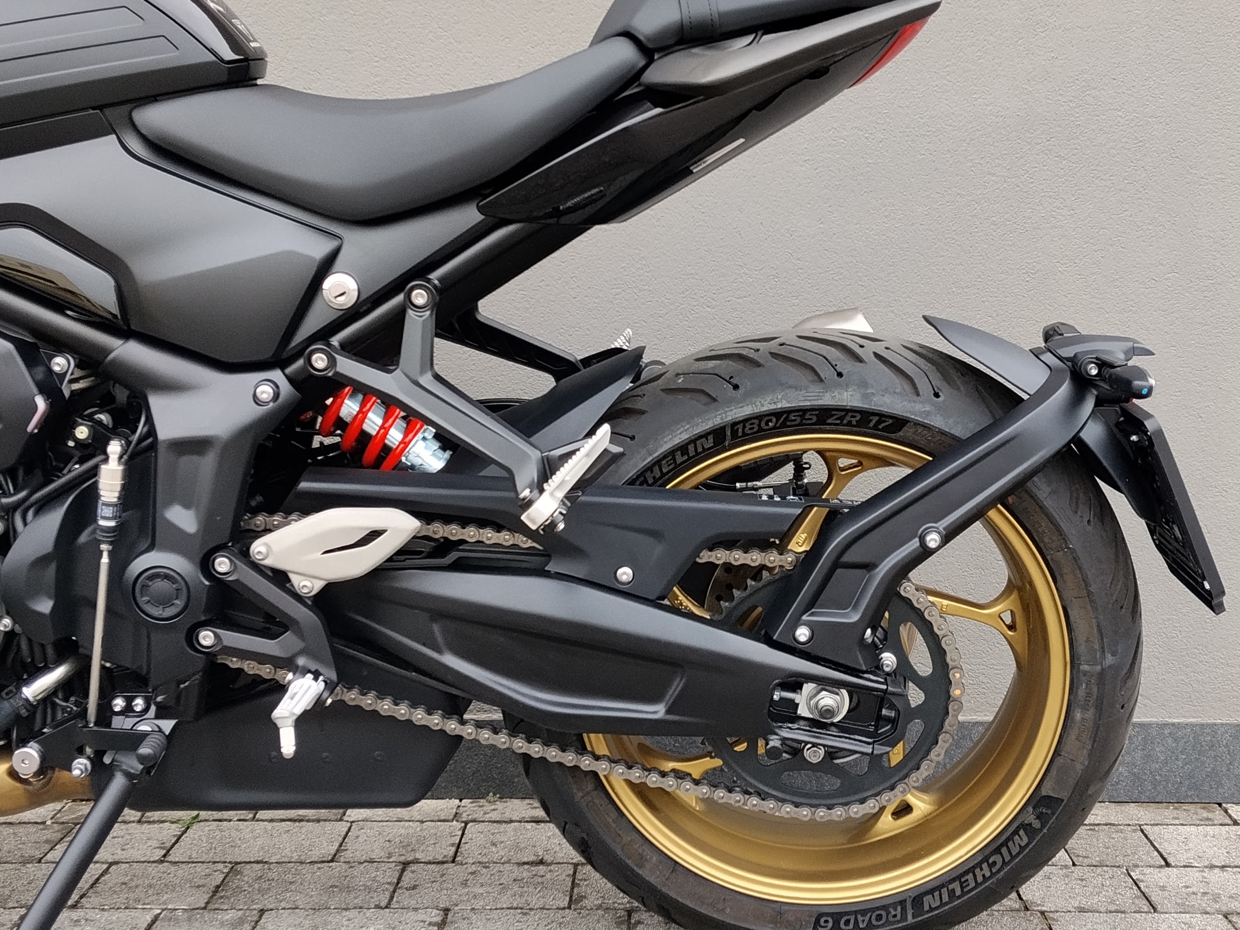 TRIUMPH Trident 800 Jet Black Abs - 2026 - immagine 7
