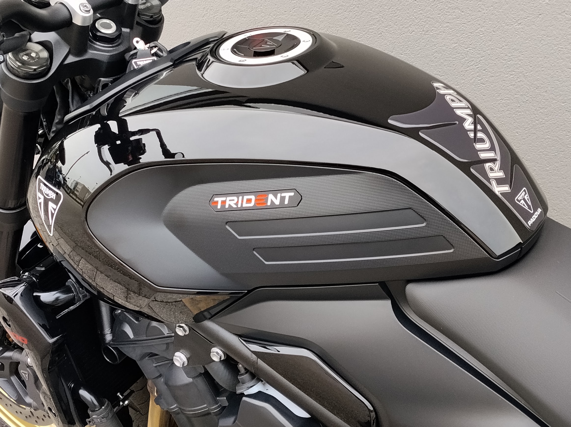 TRIUMPH Trident 800 Jet Black Abs - 2026 - immagine 9