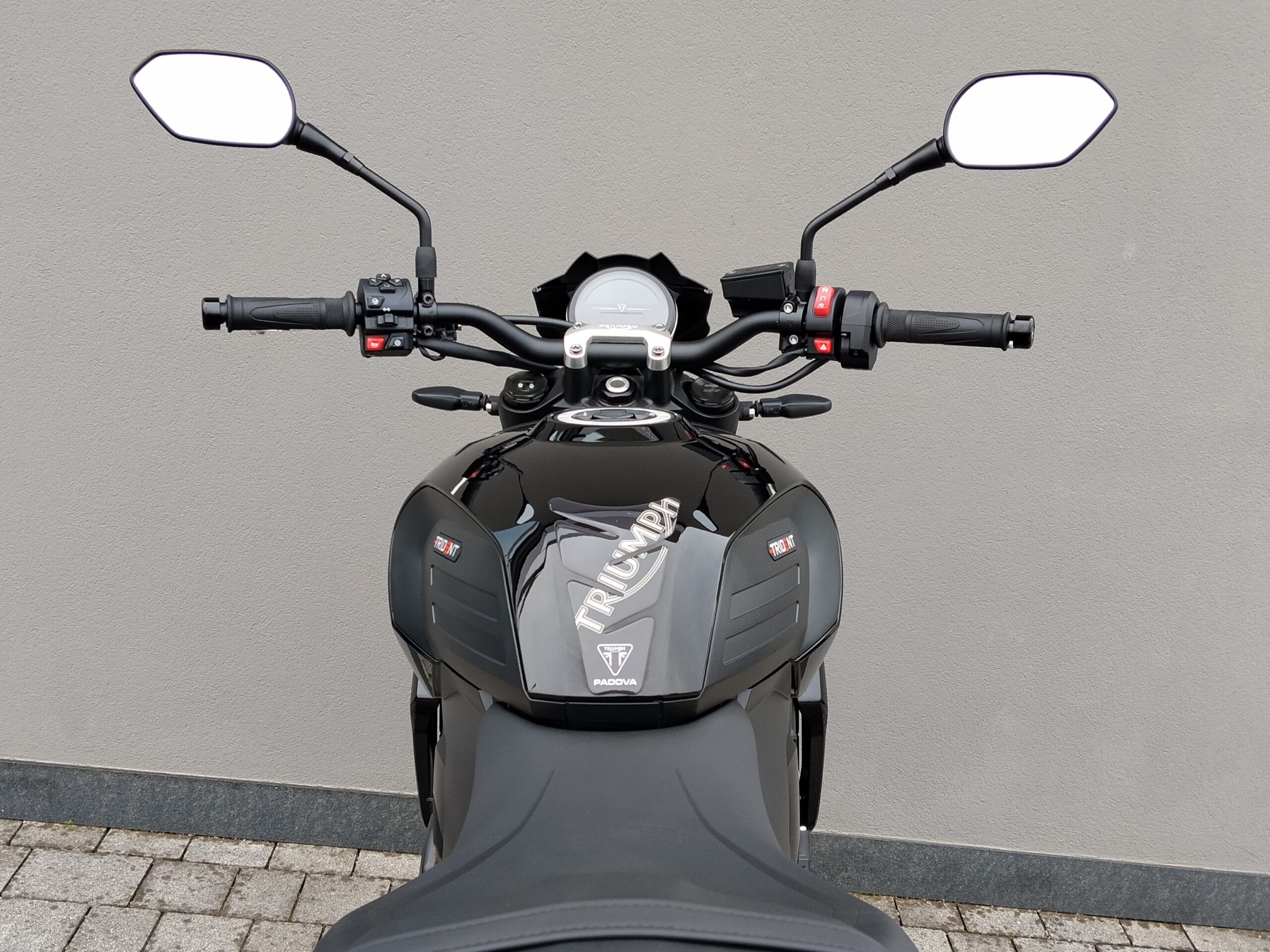 TRIUMPH Trident 800 Jet Black Abs - 2026 - immagine 11